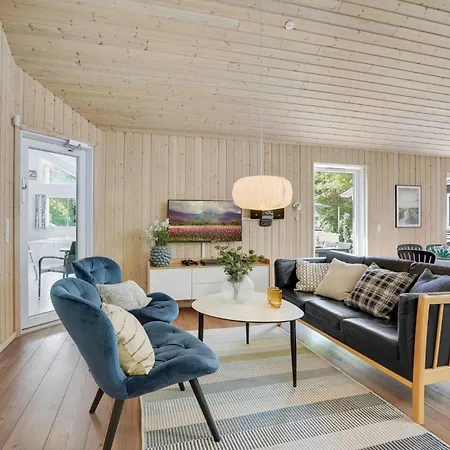 Pet Friendly In With Kitchen